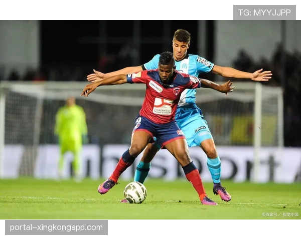 里昂对阵克莱蒙，中场休息时主场为已故传奇举行默哀仪式