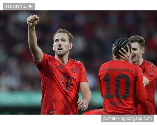 拜仁球员赛后与家人合影，凯恩怀抱子女庆祝首个德甲冠军